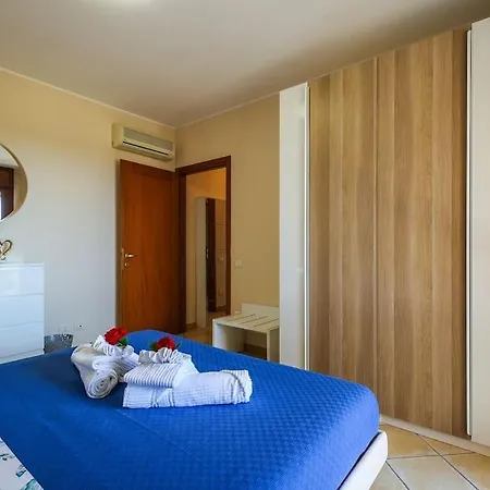 Apartment Uno Sguardo Sul Mare - - *