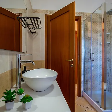 Uno Sguardo Sul Mare - - *