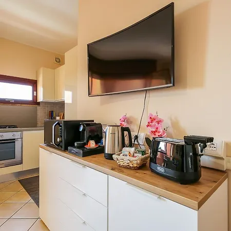 Uno Sguardo Sul Mare - - *