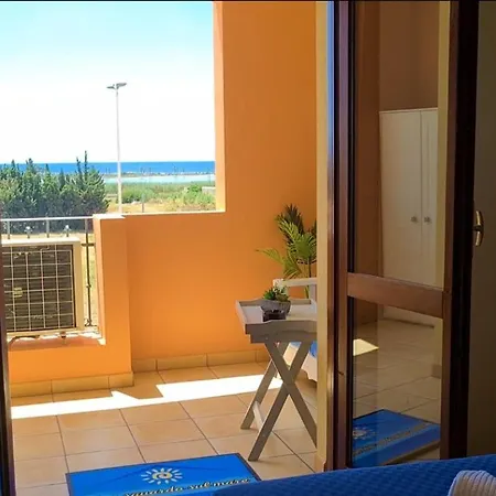 Uno Sguardo Sul Mare - - *