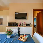 Apartment Uno Sguardo Sul Mare - - *