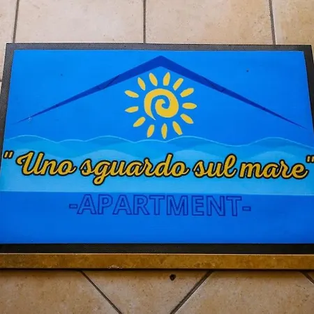 Uno Sguardo Sul Mare - - *