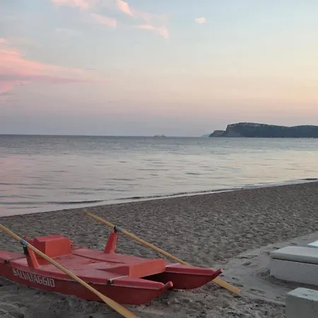 Uno Sguardo Sul Mare - -