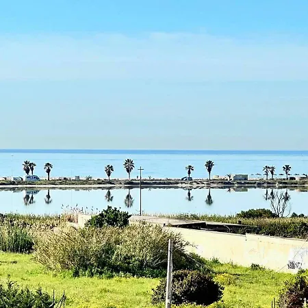 Uno Sguardo Sul Mare - - *
