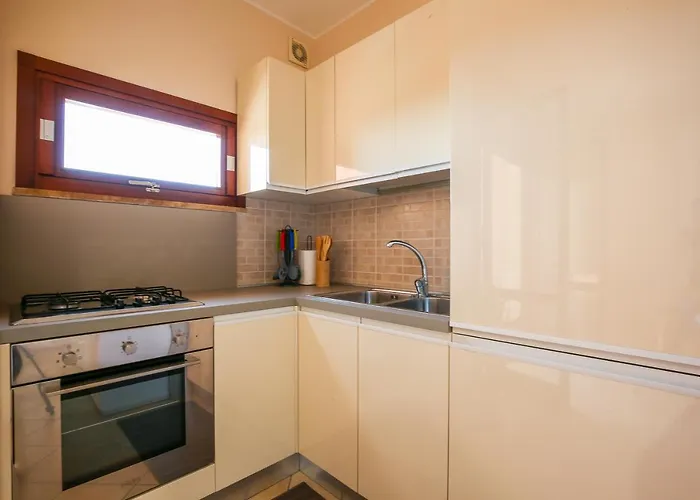 Uno Sguardo Sul Mare - - *