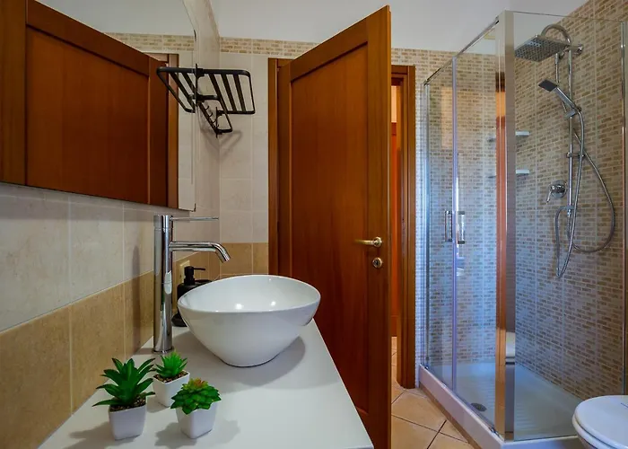 Uno Sguardo Sul Mare - - *