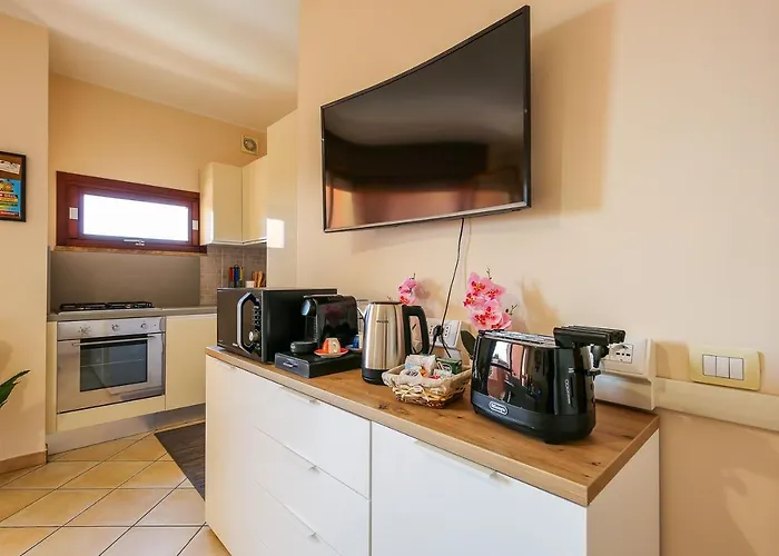 Uno Sguardo Sul Mare - - *