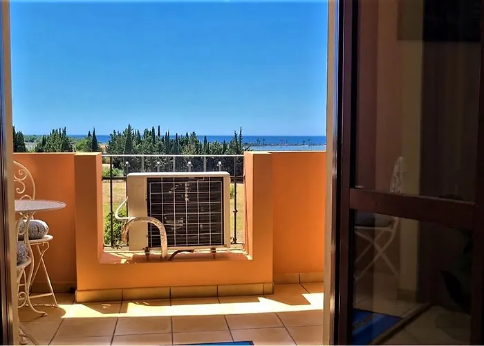 Uno Sguardo Sul Mare - -